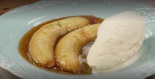 Banana caramelizada com sorvete - Porto Grill Sobremesas