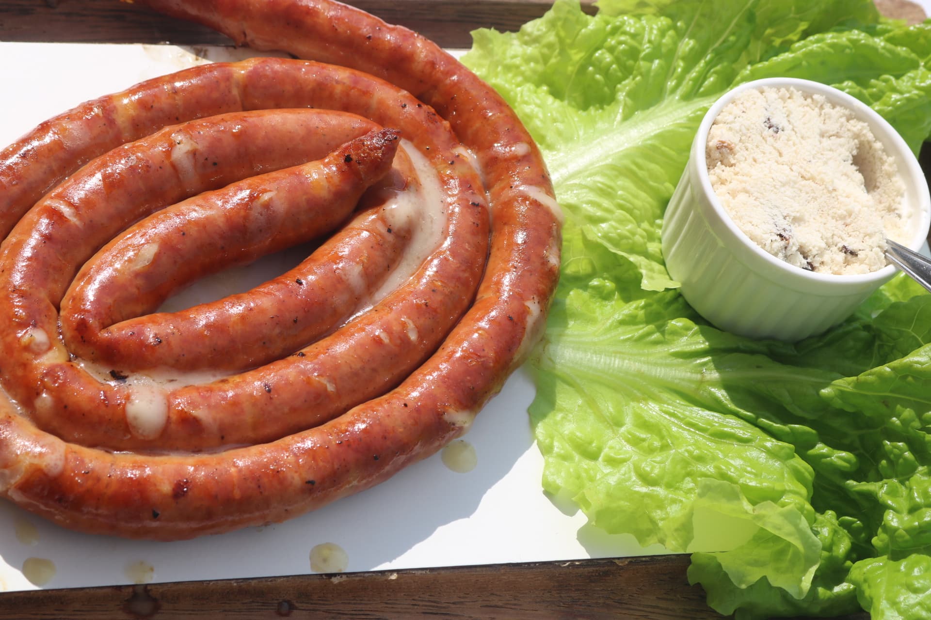 Linguiça artesanal grelhada recheada com queijo provolone - Porto Grill Entradas