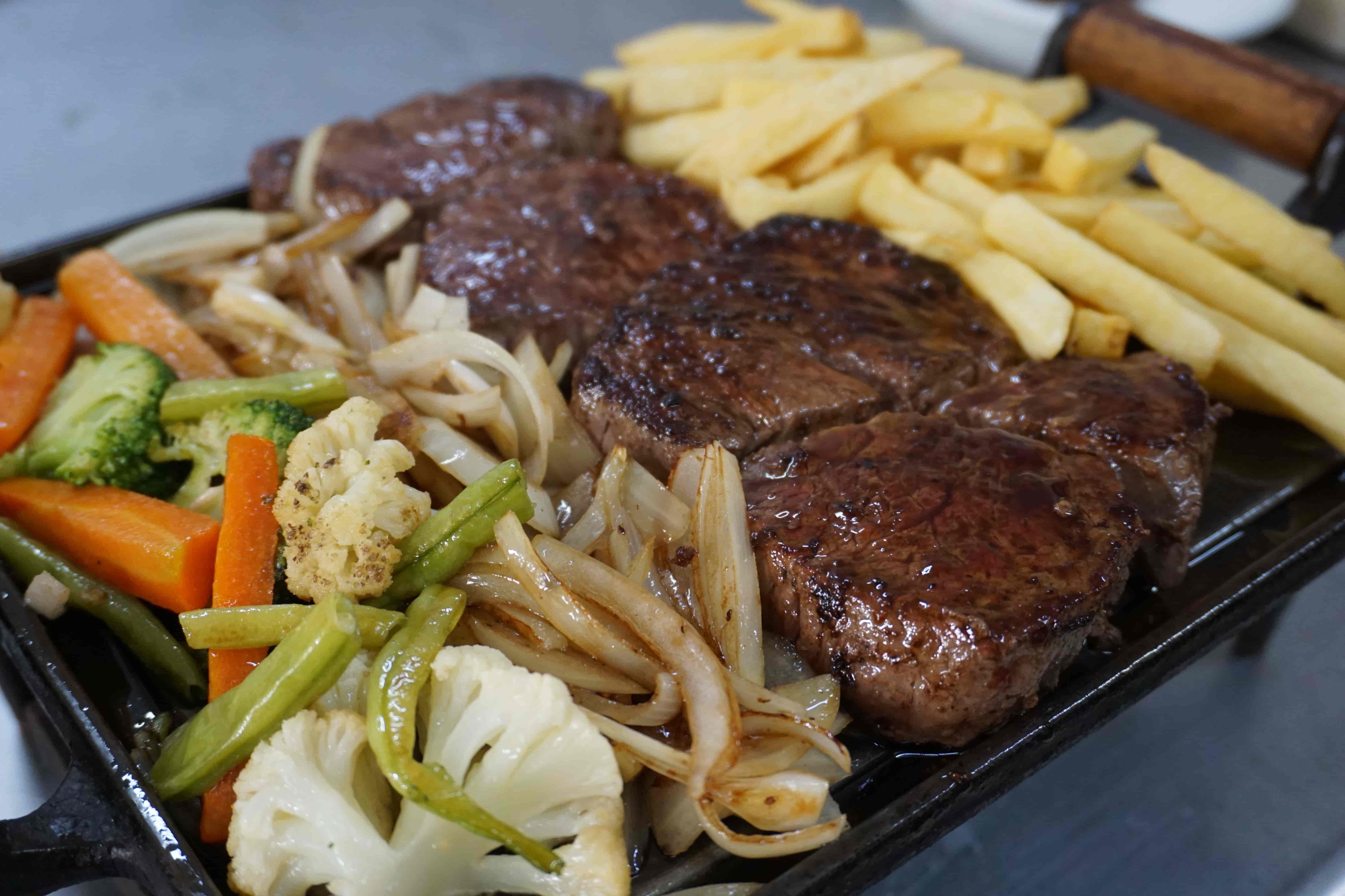 Filé mignon grelhado com legumes frescos - Porto Grill Pratos Principais