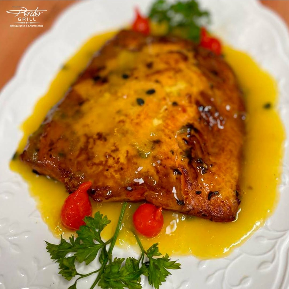 Salmão grelhado ao molho de maracujá - Porto Grill Frutos do Mar Itajaí