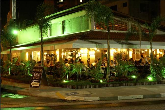 Porto Grill Churrascaria à noite — restaurante cheio