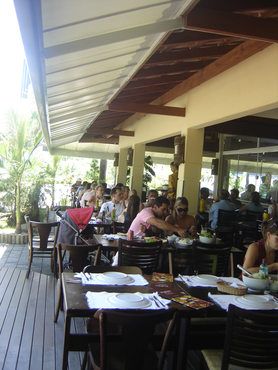 Clientes no terraço do Porto Grill Churrascaria